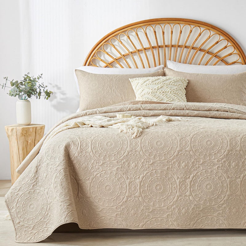 WURUIBO Beige Quilt Set King/Cal King Size  Embossing Microfiber Bedspreads with Pillow Sham  Ligthweight Breathable Thin Coverlet  Reversible Bedding Set for All Season (1 Quilt  2 Pillow Shams) - Image 1